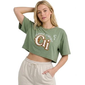 Haut court ample en coton tricoté vert sauge avec logo personnalisé en patch chenille, col rond classique, épaules tombantes, pour femme - Product Image 1