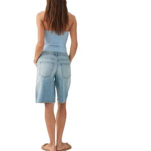 Nouveaux shorts en jean mi-longs pour femmes, coupe décontractée, délavage clair, style bermuda, vente en gros - Product Image 3