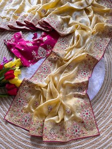 Sari de Seda Fandy de Lujo con Bordado Dorado Intenso y Lentejuelas, Diseño Festivo - Product Image 4