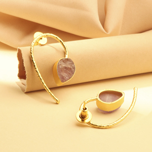 Pendientes de aro artesanales de latón chapado en oro con piedra de amatista en bruto – Joyería moderna y llamativa para mujer - Product Image 2