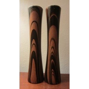 Saleros y pimenteros de madera con patrón marrón marmoleado para uso en la cocina - Product Image 1
