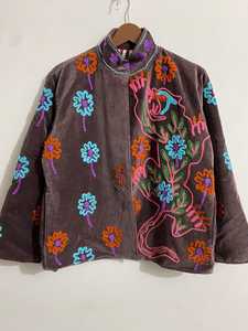 Chaqueta de terciopelo Suzani bordada a mano, perfecta para aventuras, estilo bohemio con bordados de animales y flores, abrigo de moda. - Product Image 3
