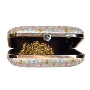 Pochette de soirée élégante pour femme avec broderie multicolore et fil blanc, idéale pour les événements - Product Image 3