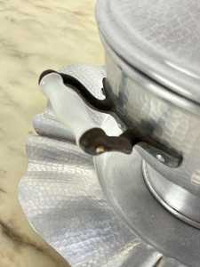 Soupière ronde en métal avec couvercle, bol de service classique pour buffet, idéal pour la restauration - Product Image 4