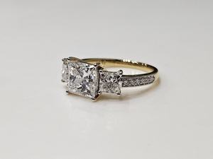 แหวนเพชรทรงปรินเซสคัท 2.01 กะรัต เพาะเลี้ยงในห้องปฏิบัติการ ประดับเพชรสามเม็ด สำหรับผู้หญิง ทองคำแท้ 14K ของขวัญเซอร์ไพรส์สำหรับเจ้าสาวในวันหมั้น - Product Image 2