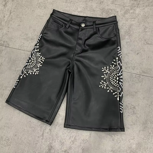 Shorts en similicuir PU noir sur mesure pour homme, coupe droite, avec strass et diamants - Product Image 1