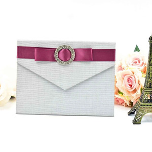 Carpeta de Invitación de Boda de Lujo en Tela Gris Plateado con Lazo de Satén Borgoña, Hebilla de Diamantes de Imitación, Tarjeta Troquelada y Bolsillo - Product Image 1