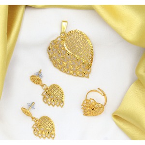 Pendentif designer en alliage de laiton plaqué or avec boucle d'oreille chaîne pendentif ensemble pendentifs bijoux de créateur d'exportation traditionnelle à la mode - Product Image 1