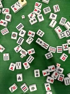 Tuiles de Mahjong Personnalisées en Résine Traditionnelle, Ensemble Artisanal Artistique de Collection, Pièces à Motifs Verts et Blancs NOUSHAD - Product Image 6