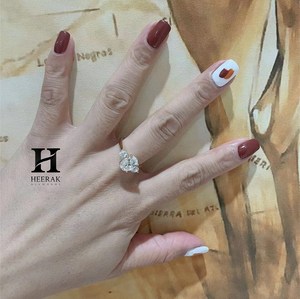 แหวนหมั้นเพชรโมอิสซาไนต์ทรงรี 3 เม็ด ประดับเพชรรอบด้าน ทองคำขาว 14K แหวนเพชรแล็บโกรว์ทรงสามเหลี่ยม - Product Image 3