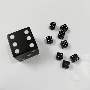 Ensemble de dés en résine faits à la main, boîte à dés en résine noire avec des points blancs et six dés noirs pour les jeux de table, ensemble artisanal artistique - Product Image 6