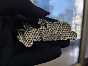 จี้ชื่อแบบสองสีสั่งทำพิเศษ ประดับเพชรโมอิสซาไนต์ ตัวอักษรประดับเพชรเต็มตัว พร้อมจี้รูปหัวใจ เงินแท้ชุบทอง - Product Image 4