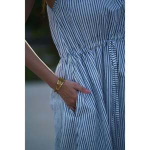 Vestido Casual de Un Solo Hombro The Quince Life con Rayas Hechas a Mano, Único y Elegante, Talla XS-M - Product Image 2