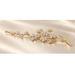 Broche florale de qualité supérieure de 11 cm avec motif de branche orné de pierres étincelantes, accessoire de mode élégant pour sari, robe, manteau et événements. - Product Image 1