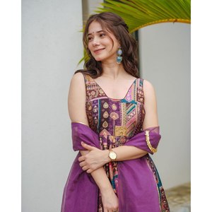Robe Anarkali violette de créateur Swank avec ensemble dupatta, style tenue de soirée, taille S, en polyester - Product Image 4
