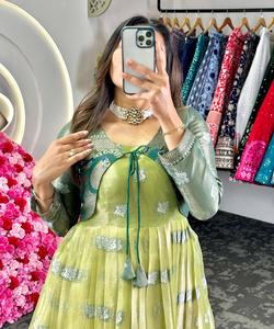 Colección de Ropa Lista para Usar, Nuevo Salwar Kameez Fatema de Moda para Mujer, Anarkali de Seda Sintética con Estampado de Serigrafía y Bordado - Product Image 2