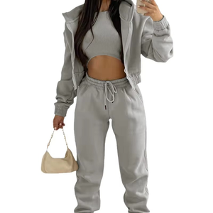 Ensemble trois pièces décontracté blanc de haute qualité avec logo personnalisé pour femme : haut court et pantalon slim - Product Image 1