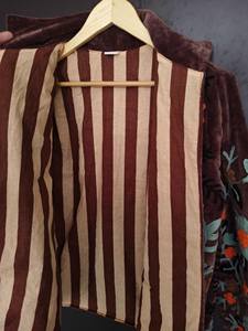 Veste en velours de coton tricoté brodée à la main, style Suzani ouzbek vintage, chic bohème, artisanale et éthique, broderie florale - Product Image 5