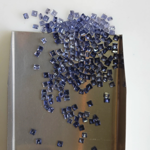 อิโอไลต์ธรรมชาติ 2 มม. ทรงกลมเจียระไนแบบบริลเลียนท์ คุณภาพดีที่สุด พลอยเม็ดเดี่ยวพร้อมเอฟเฟกต์พลีโอโครอิก สำหรับทำเครื่องประดับ - Product Image 4