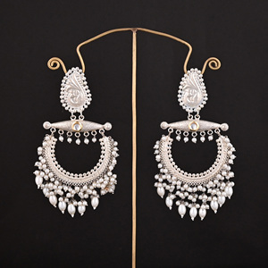 Boucles d'oreilles pendantes ethniques en argent allemand avec pierres de perles et design Kundan - Product Image 1