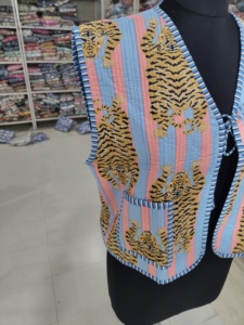 Chaleco bomber de algodón acolchado con estampado de rayas de tigre y flores, reversible, transpirable, de manga corta para mujer, regalo para ella. - Product Image 2