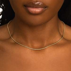 Collier en argent sterling plaqué or pour femme UrbanVrit avec chaîne en corde et zircon, bijoux fins minimalistes pour tous les jours - Product Image 1