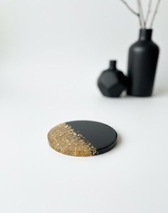 Ensemble de sous-verres en résine faits à la main de luxe avec un design à accents dorés, pièce d'art décorative pour la table, pour la maison et les restaurants - Product Image 5