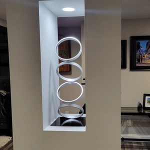 ประติมากรรมโลหะนามธรรมสมัยใหม่ ฐานสีดำเงา วงแหวนทาสี ตกแต่งโต๊ะทำงาน บ้าน สำนักงาน และล็อบบี้อย่างลงตัว จากอินเดีย - Product Image 6