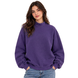 Sudadera de cuello alto para mujer de marca privada, de forro polar grueso, con logo gráfico estampado en relieve, hombros caídos y acabado lavado. - Product Image 3