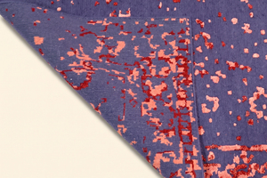 Alfombra de Lana Gruesa Tejida a Mano en Azul Índigo y Rojo, Alfombra Moderna con Borde Desgastado, Ecológica y Antideslizante para Sala de Estar - Product Image 6