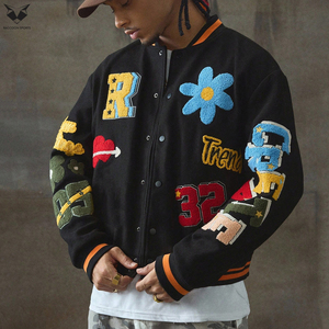 Chaqueta Varsity Hip Hop para Hombre, Estilo Urbano con Parches de Chenilla, Chaqueta Bomber Negra con Bordado de Flores y Corazones, Chaqueta de Béisbol - Product Image 6