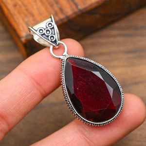 Magnifique pendentif en grenat rouge, argent sterling 925, fait main, bijou naturel, cadeau pour une amie - Product Image 1