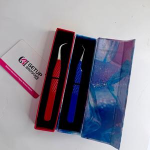 Pince à cils de qualité supérieure à marque privée, rouge et bleue, avec grip texturé, emballage personnalisé, isolation en acier inoxydable - Product Image 1