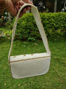 Bolso de Hombro Bohemio con Cuentas Blancas Perla, Ecológico y Ligero, con Hojas Doradas, Bolso Artesanal, Accesorio para Novia, Boda, Artovia - Product Image 2