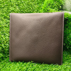 Portefeuille enveloppe en cuir marron uni sophistiqué pour homme, design minimaliste à double pli avec coutures durables et bouton-pression sécurisé - Product Image 5