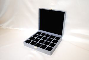 Boîte de rangement pour bagues japonaise rectangulaire à vingt compartiments avec coins arrondis et finition en velours 243x213x50mm - Product Image 4