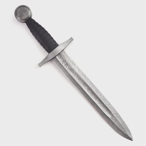 Épée viking courte artisanale en acier Damas avec fourreau en cuir noir et design de lame Damas - Product Image 4