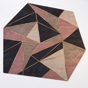 Alfombra de Lana Rectangular Geométrica en Color Negro, Taupe y Rosa Pálido, con Patrón de Polígono Facetado y Detalles en Línea Dorada, Ecológica, Antideslizante, Hecha a Mano - Product Image 1