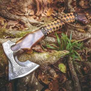 Hacha Tomahawk Forjada a Mano THEWIZ CRAFTS, Mango de Madera, Cabeza de Acero con Alto Contenido de Carbono Grabada, Filo de Corte de 3 5/8 Pulgadas, Garantía de 3 Años - Product Image 4