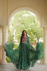 Vestido de Fiesta Indio Especial para Navratri, Diseño Exclusivo de Primera Calidad, Alta Demanda en Exportación - Product Image 4