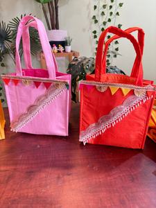 Bolsas de regalo étnicas vibrantes hechas a mano, celebración de la tradición y el color, impresionantes bolsas étnicas hechas a mano, bolsa de boda Shagun. - Product Image 3