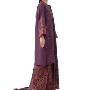 Shalwar Kameez pour femmes imprimé floral prune, tissu en cambric respirant et résistant à la décoloration, idéal pour un usage quotidien - Product Image 3