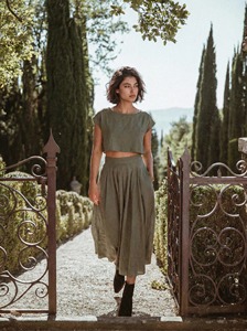 Ensemble deux pièces en lin pour femmes, haut court et pantalon large |   Tenue d'été vintage respirante et écologique |   Vêtements pour femmes en gros sur mesure - Product Image 5