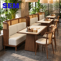 Ensemble de mobilier commercial personnalisable SEM pour restaurant, café, hôtel : banquette en rotin et tables et chaises en bois massif
