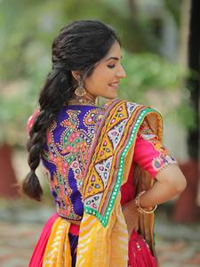 Ensemble Lehenga en coton mousseline épais Royal Mirror Charm entièrement cousu avec des détails en miroir véritable, bordure en dentelle Lampi et dupatta en dentelle Samosa - Product Image 3