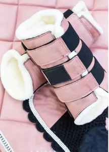 Selle de cheval professionnelle élégante et de haute qualité pour l'équitation et le dressage, avec protège-pattes et bonnet de protection, couleur/taille/logo personnalisables - Product Image 2