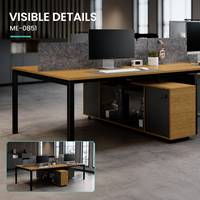 Bureau de travail rectangulaire moderne pour équipe commerciale, avec dessus en bois grainé, panneaux de séparation gris, cadres noirs et armoires de rangement latérales