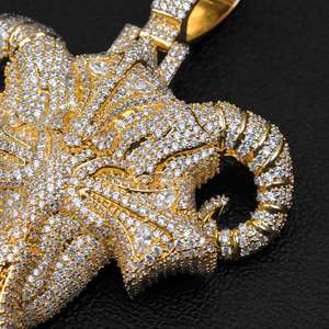 Colgante de Cruz de Moissanita Chapado en Oro de Plata 925 de Lujo con Piedras de Corte Brillante y Microincrustaciones, Temática Unisex para Fiestas y Uso Diario - Product Image 4