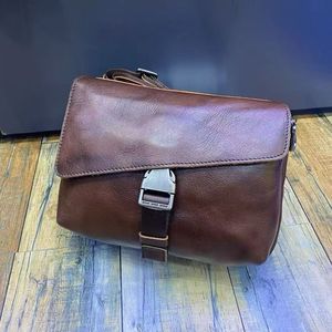 Sac Ando pour homme en cuir de vache véritable, sac bandoulière vintage avec rabat, fermoir métallique et sangle réglable - Product Image 1