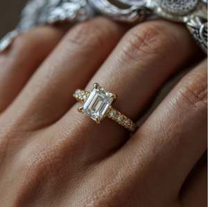 แหวนมอสซาไนต์ทรงเอเมอรัลด์ ตัวเรือนเงินแท้ 925 ชุบทอง แหวนหมั้นและแหวนครบรอบสุดหรู - Product Image 2